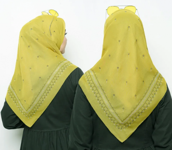 Hijab segi empat dengan aksen payet